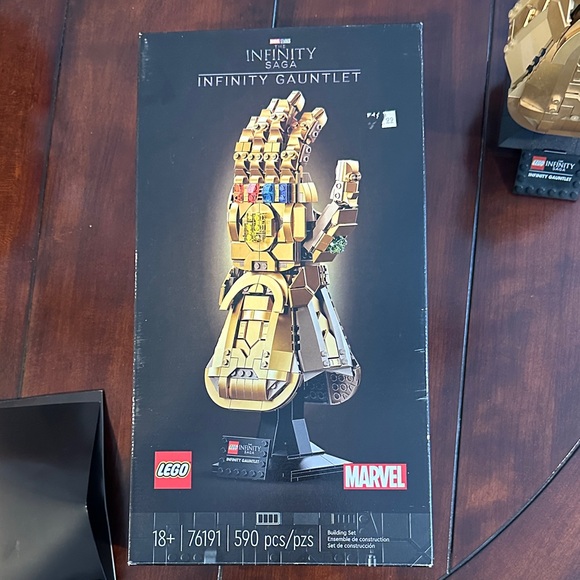 LEGO Infinity Saga Gauntlet with Colorful Stones - Picture 2 of 14